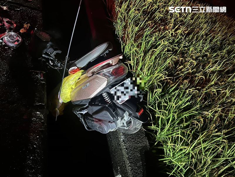 苗栗苑裡發生自撞車禍，母子騎車撞電線桿釀1死1重傷慘劇。（圖／翻攝畫面）