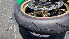 路面上出現大片紅色灘狀物，被質疑恐是蠟燭油。（圖／翻攝自臉書重車日誌-教士）