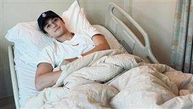 黃庭鋒面容憔悴躺在病床上。（圖／翻攝自IG）