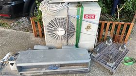 墜落地面的冷氣組▲。（圖／翻攝畫面）