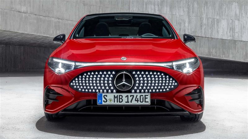 車頭加裝煞車燈可以減少意外事故率。（翻攝Mercedes-Benz網站）