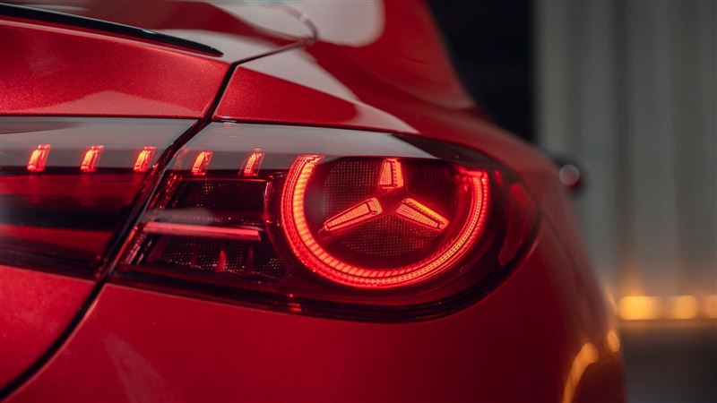 研究發現煞車燈不只用於車尾，也適用於車頭。（翻攝Mercedes-Benz網站）