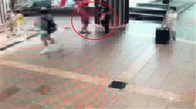 林女出手推開步步逼進的張男。（圖／翻攝畫面）