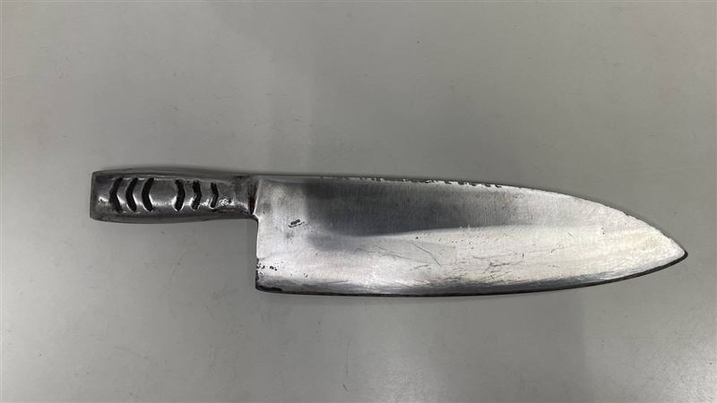 男子身上被警方找出菜刀。(圖/翻攝畫面)