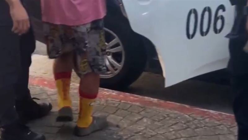 張男的穿搭相當吸睛,落跑後在短時間內就被警方逮捕。(圖/翻攝畫面)
