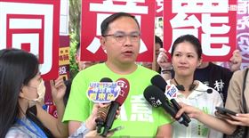 ▲王義川和民進黨台北市議員林亮君、罷免王鴻薇的罷團「山除薇害」一起掃謙和市場宣傳大罷免。（圖／翻攝畫面）