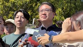 ▲民進黨秘書長林右昌在「護國大遶境」第二天行程開始前受訪。（圖／記者劉秀敏攝影）