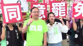 ▲王義川、林亮君合體罷免王鴻薇的罷團「山除薇害」掃謙和市場催罷免票。（圖／翻攝畫面）