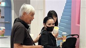 6月29日傍晚5點40分，潘越雲和男性友人現身新店裕隆城威秀影城IMOVIE廳。（讀者提供）