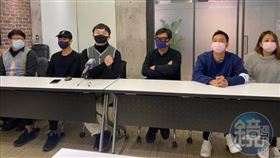 陳孝志（左三）及多名被害人遭林男詐騙，曾開記者會組自救會集體控訴。（讀者提供）