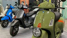 ▲(右)Vespa GTV 300墨綠灰 (左) GTS 300 Super Sport雷霆消光灰於台北國際重機展。（Vespa提供）