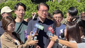 ▲民進黨秘書長林右昌於護國大遶境第二日行程出發前受訪。（圖／記者劉秀敏攝影）