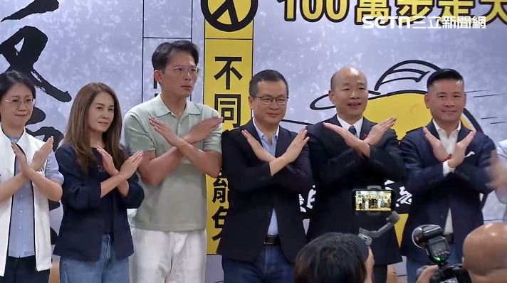 韓國瑜(右2)出席羅智強新書發表,致詞時竟脫口「一寸光陰一寸金,罷免原來發神經」。(圖/翻攝畫面)