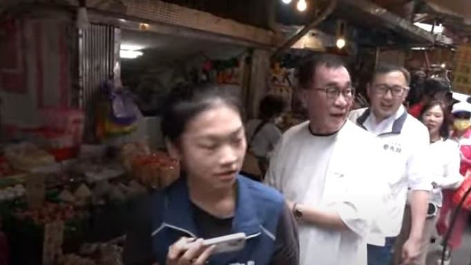 民眾當面嗆李四川藍委：去大陸！不養共匪