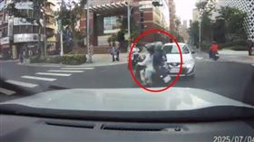 三寶雙貼騎車搶快，導致整起事故發生。（圖／翻攝畫面）