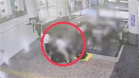 屁孩情侶在車站內騎著電動自行車十八相送，荒唐行為被罵翻。（圖／翻攝畫面）