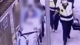 少女被救出後全身癱軟、意識清楚。（圖／翻攝畫面）