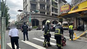 中和區發生火警意外，路面上突竄出火舌超嚇人。（圖／翻攝畫面）