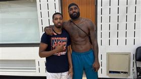 ▲詹姆斯和騎士菜鳥在球隊的練習場合照引發熱議。（圖／翻攝自The Ball Out X）