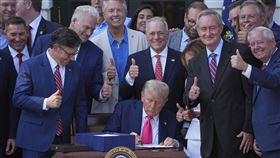 ▲川普正在簽署《大而美法案》時，身旁議員已忍不住比讚。（圖／美聯社／達志影像）