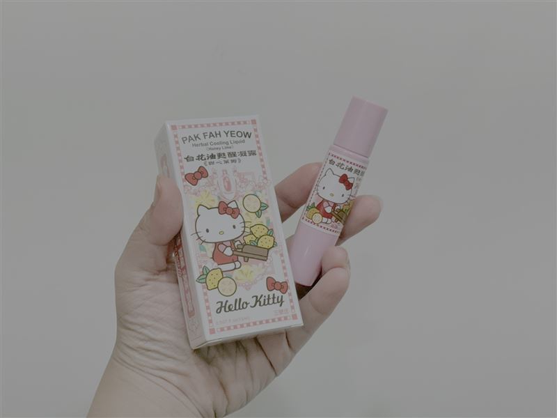 Jisoo包包的Hello Kittty白花油，引起粉絲手刀購入。（圖／民眾提供）