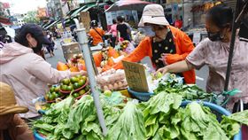 颱風山陀兒來襲  傳統市場買氣增（1）颱風山陀兒來襲，新北市樹林區傳統市場菜販買氣增加，不少民眾1日前往市場採買蔬菜。中央社記者王騰毅攝  113年10月1日