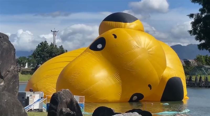 史奴比鴨突洩氣趴水　嚇壞遊客！真相曝光