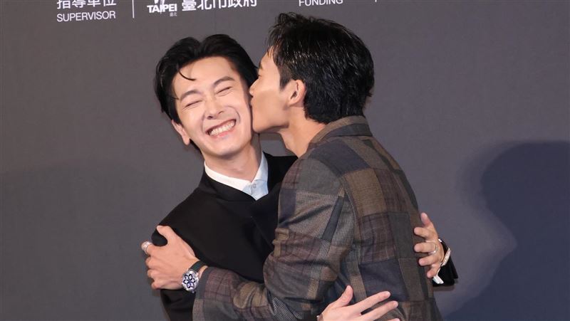 黃冠智熱吻施名帥遭朱芷瑩警告：別吃豆腐