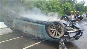 台南,BMW,翻車,親水公園（圖／翻攝畫面）