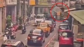 王男與鐵窗從天而降，讓路過民眾都嚇壞。（圖／翻攝畫面）