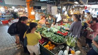 颱風逼近！高雄市場、超市現搶購物資人潮