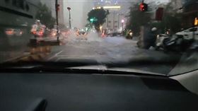丹娜絲逼近雨勢升級！雨彈襲台中多處淹水　台灣大道「排水孔變噴泉」。（圖／翻攝畫面）