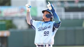 ▲富邦悍將張育成單場5安包含1轟。（圖／富邦悍將提供） 