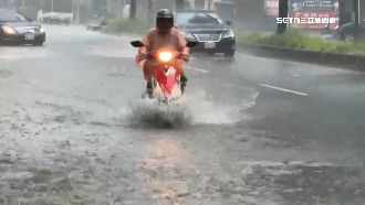 南投市突暴雨　水淹小腿肚、積水難宣洩