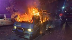 高雄楠梓區一輛滿載芒果的小貨車凌晨突然自燃，整輛車陷入火海。（圖／翻攝畫面）