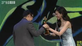 導演林書宇以《小雁與吳愛麗》獲得最佳編劇獎，恰好頒獎人又是太太夏宇喬，由老婆頒獎給老公。（圖／翻攝自YT）