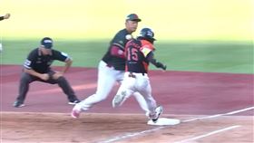 ▲陳聖平跑壘「妨礙守備」，統一獅超前分取消。（圖／翻攝自CPBLTV）