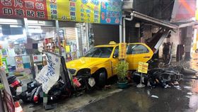 ▲台中一輛小黃失控撞民宅，運將無外傷，送醫仍不治。（圖／翻攝畫面）