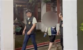 ▲台中豐原5口命案，團購主李女穿著短袖短褲，戴口罩遮臉，移送中檢複訊全程不發一語。（圖／翻攝畫面）