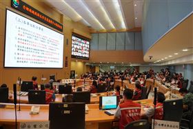 ▲因應丹娜絲颱風襲台，新北市府5日強化三級開設，召開整備會議。（圖／翻攝畫面）