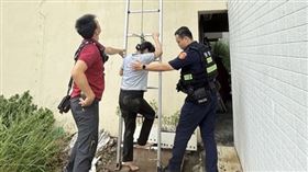 陳婦攀牆時摔落，最終被警消順利救出。（圖／翻攝畫面）
