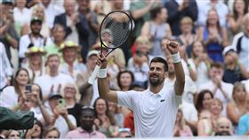 塞爾維亞網球名將喬科維奇（Novak Djokovic）7/5在溫布頓網球錦標賽男單擊敗凱茨曼諾維奇（Miomir Kecmanovic），笑納個人溫網第100勝。（圖／美聯社／達志影像）