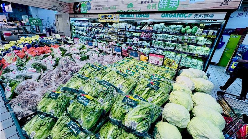 因應「丹娜絲」颱風來襲，超市賣場紛紛推出優惠。（圖／家樂福提供）