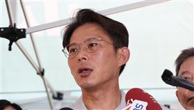 黃國昌接受媒體訪問民眾黨主席黃國昌（中）6日上午出席「民眾加菜啦」汐止場活動，並接受媒體訪問。中央社記者翁睿坤攝　114年7月6日