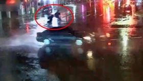 李男被撞後，在空中翻滾好幾圈才摔落地。（圖／翻攝畫面）