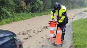 警方連忙協助在土石流末端設立警示，以防民眾誤入。（圖／翻攝畫面）