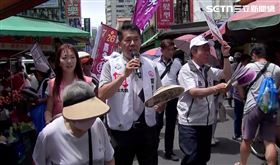 ▲鷹爸、張文潔、張茂楠掃街宣講挺罷免（圖／翻攝畫面）