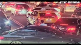 ▲北市朱男開車欲行駛市民高架橋，因看錯指揮手勢與義交互毆。（圖／翻攝畫面）