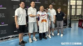 ▲林鴻道（左三）喊話將重啟宏國籃球隊，並宣布總教練不二人選就是亞洲第一射手李忠熙（左二）。（圖／記者蔡厚瑄攝影）