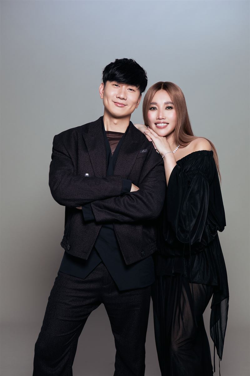 林俊傑、A-Lin被譽為「兩片行走的CD」，首度合作單曲〈在月蝕裡抱緊我〉。（圖／JFJ PRODUCTIONS提供）